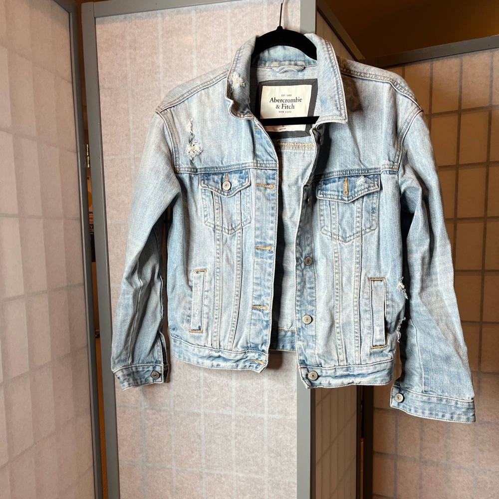 Abercrombie & Fitch distressed jean jacket